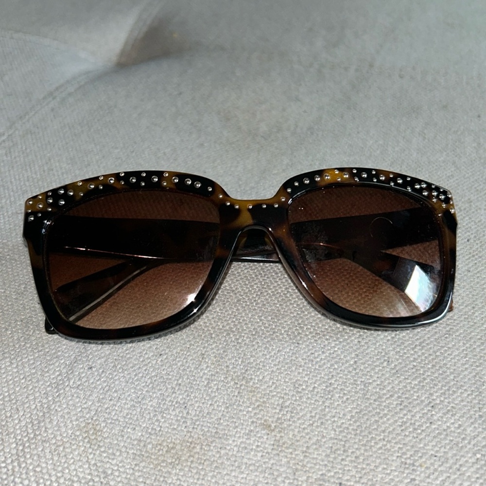 Women’s studded sunglasses 🕶️